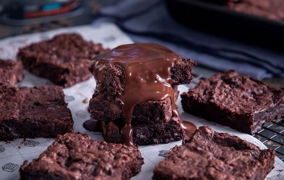 Brownie de chocolate com natas e creme vegetal ou manteiga